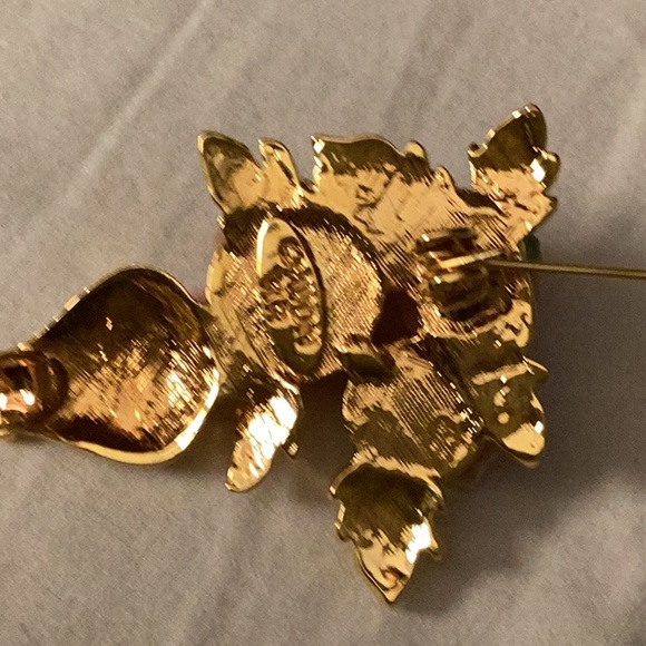 Avon Rose Bouquet in Gold Tone Vase Pin. - Picture 3 of 3